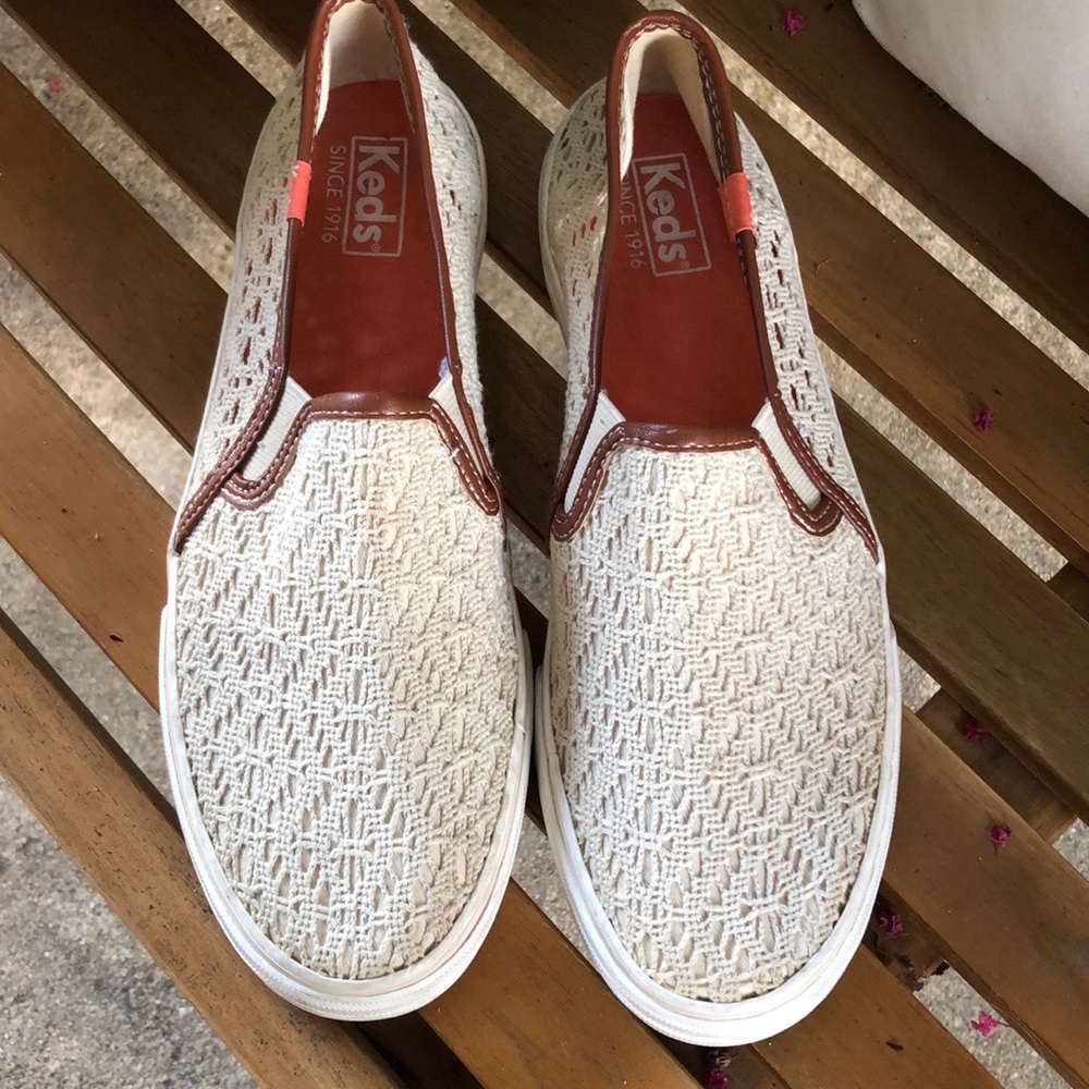 Ladies Size 9 Ivory Lace Keds